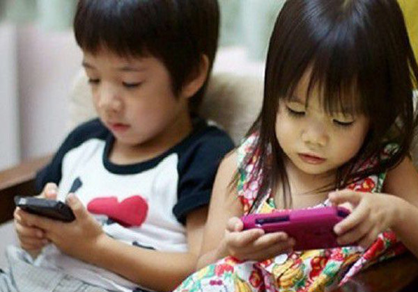Tác hại khi cho trẻ xem điện thoại nhiều - trẻ em xem điện thoại nhiều - giầy tập đi attipas.vn